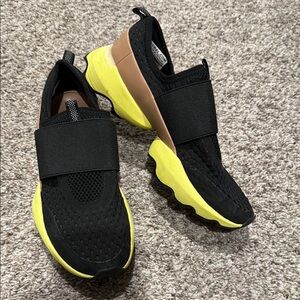 Sorel black tennis shoes